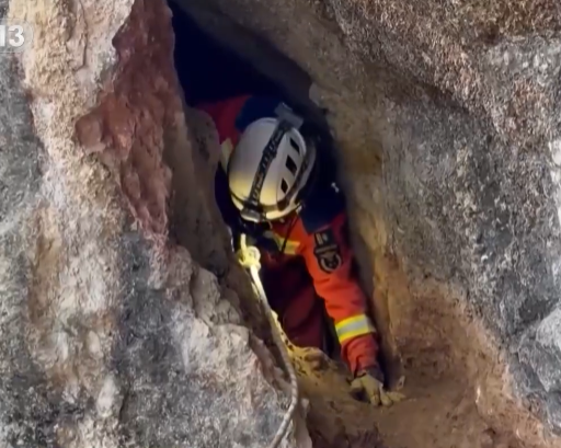【新闻直播间】老人失联坠入溶洞 消防员3小时成功营救