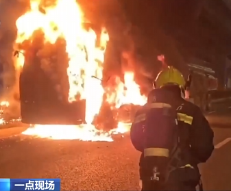 【新闻直播间】大货车突发起火 消防紧急救援