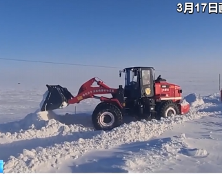 【新闻直播间】呼伦贝尔“风吹雪”致多车被困 消防紧急救援