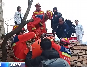 【新闻直播间】北京密云一天两起爬野山被困 消防紧急营救