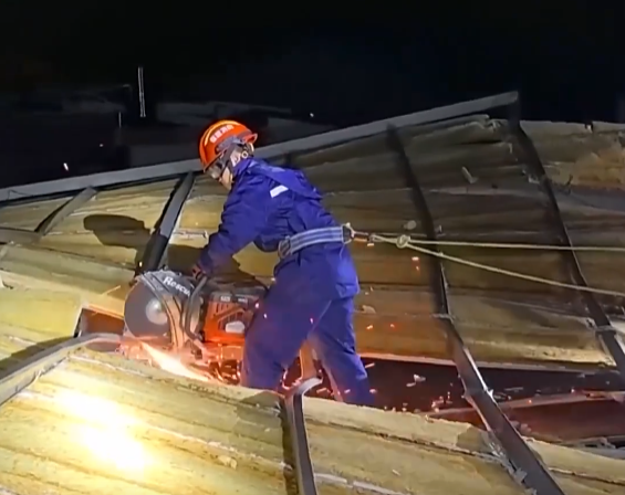 【新闻直播间】福建上杭：强对流天气致树木倒伏 消防部门连夜处置