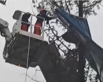 【新闻直播间】湖北强对流天气致高空坠物 消防及时处置