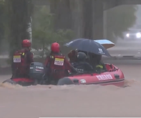 【24小时】广西钦州强降雨致桥洞积水 消防护送群众通行