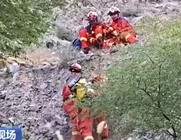 【新闻直播间】男子登“野山”被困 消防紧急救援