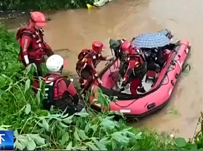 【朝闻天下】广西防城港：江水倒灌致7人被困 消防紧急转移