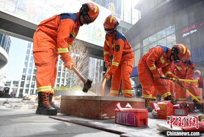 【中新网】河北石家庄举行“3.15”假冒伪劣消防产品销毁宣传活动