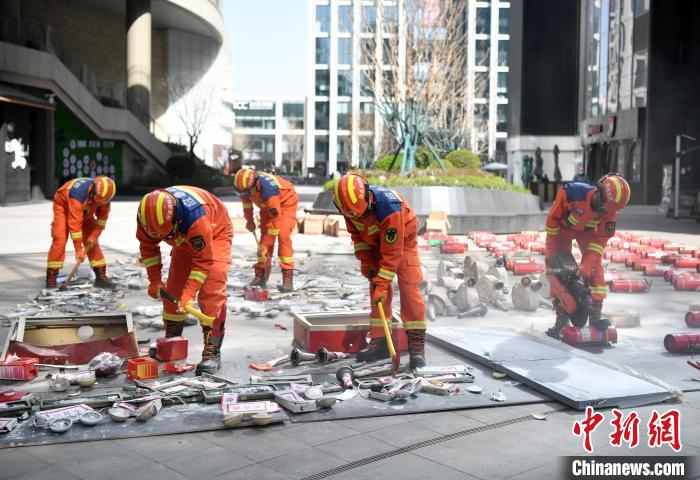 【中新网】河北石家庄举行“3.15”假冒伪劣消防产品销毁宣传活动