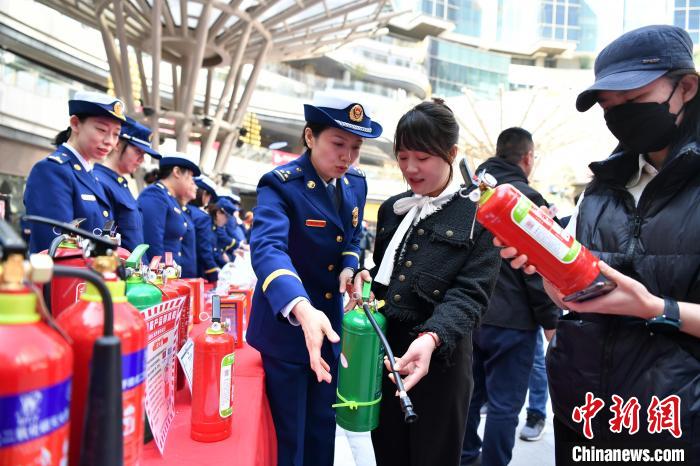 【中新网】河北石家庄举行“3.15”假冒伪劣消防产品销毁宣传活动