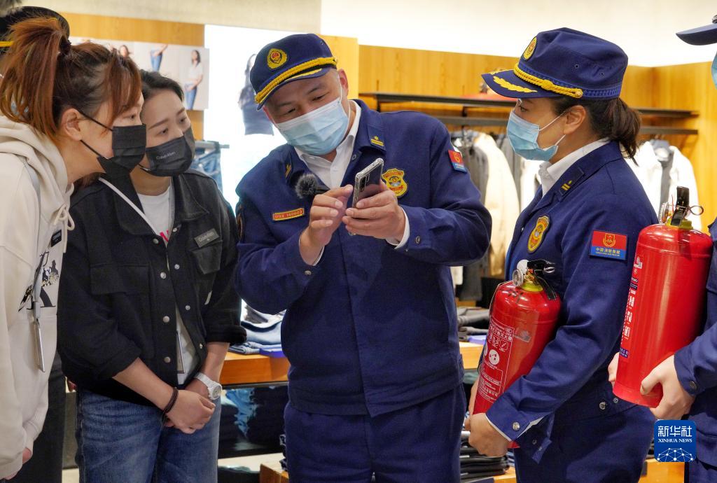 【新华社】上海：消防产品辨真伪 筑牢安全“防火墙”