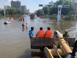 [中央广播电台] 新乡卫辉受灾严重，各地志愿者不断驰援帮助转移被困群众