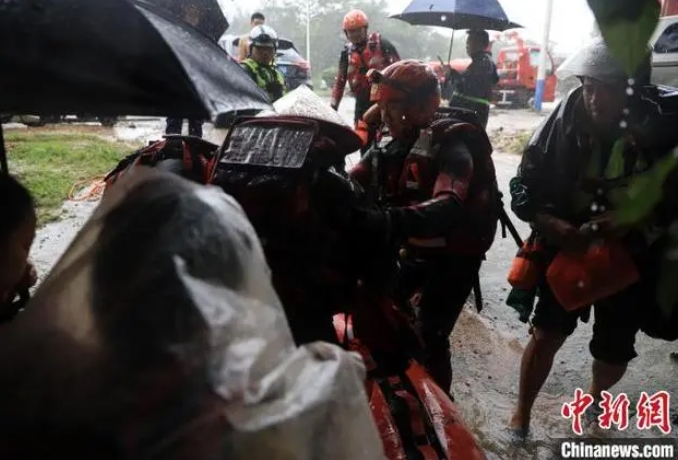 【中新网】广西钦州暴雨 消防紧急救援疏散211名被困民众