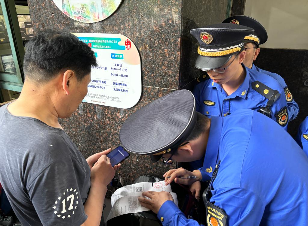 【新华社】新规实施，上海对个人为电动自行车违规充电开罚单