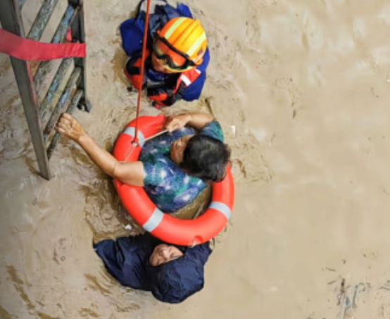 洪水中的生命托举