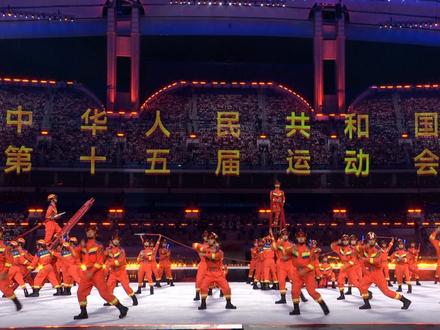 百名消防员十五运开幕式上“橙”意热舞